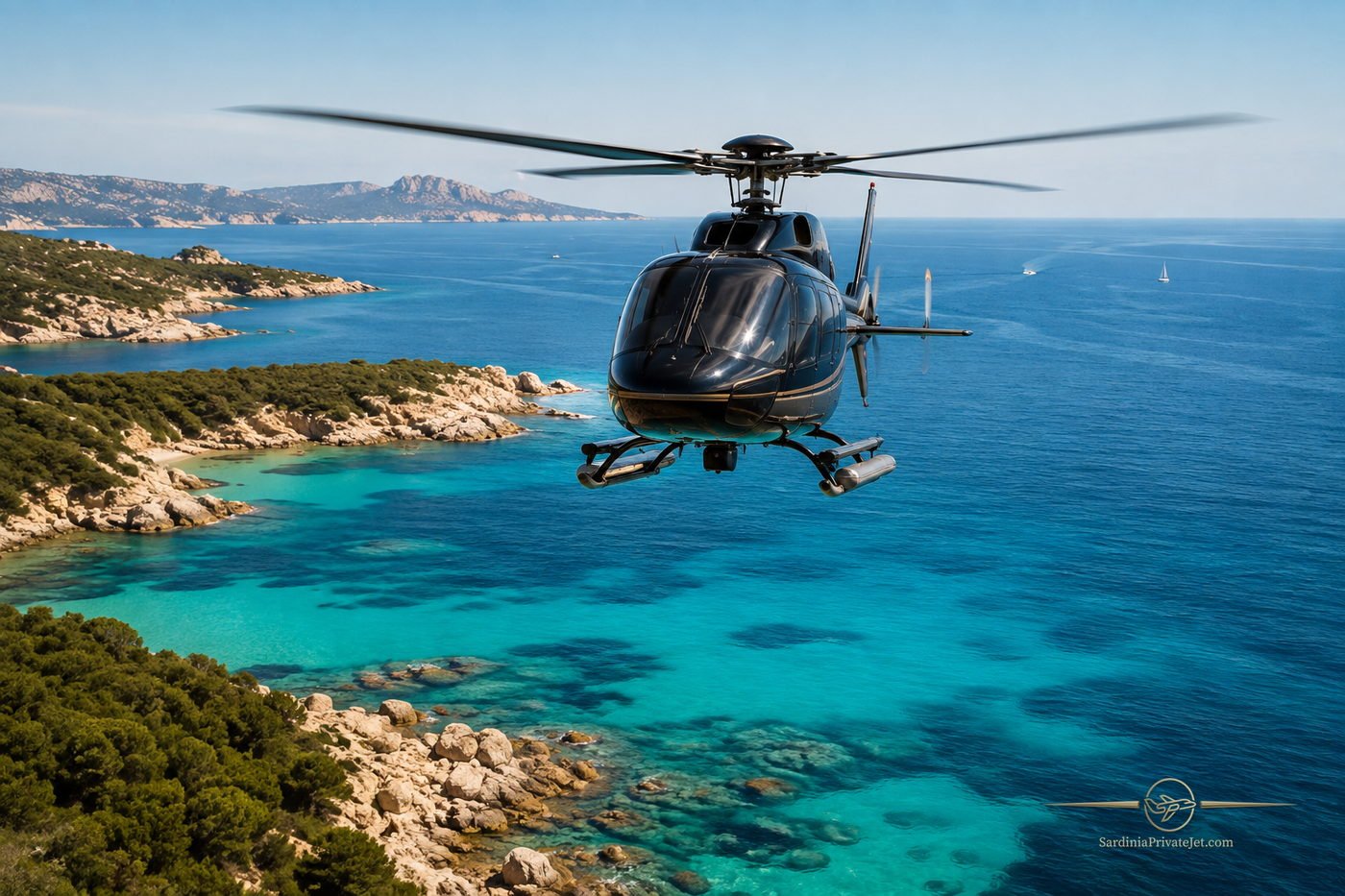 Elicottero in volo sopra un mare turchese, con la costa rocciosa e le barche sotto
