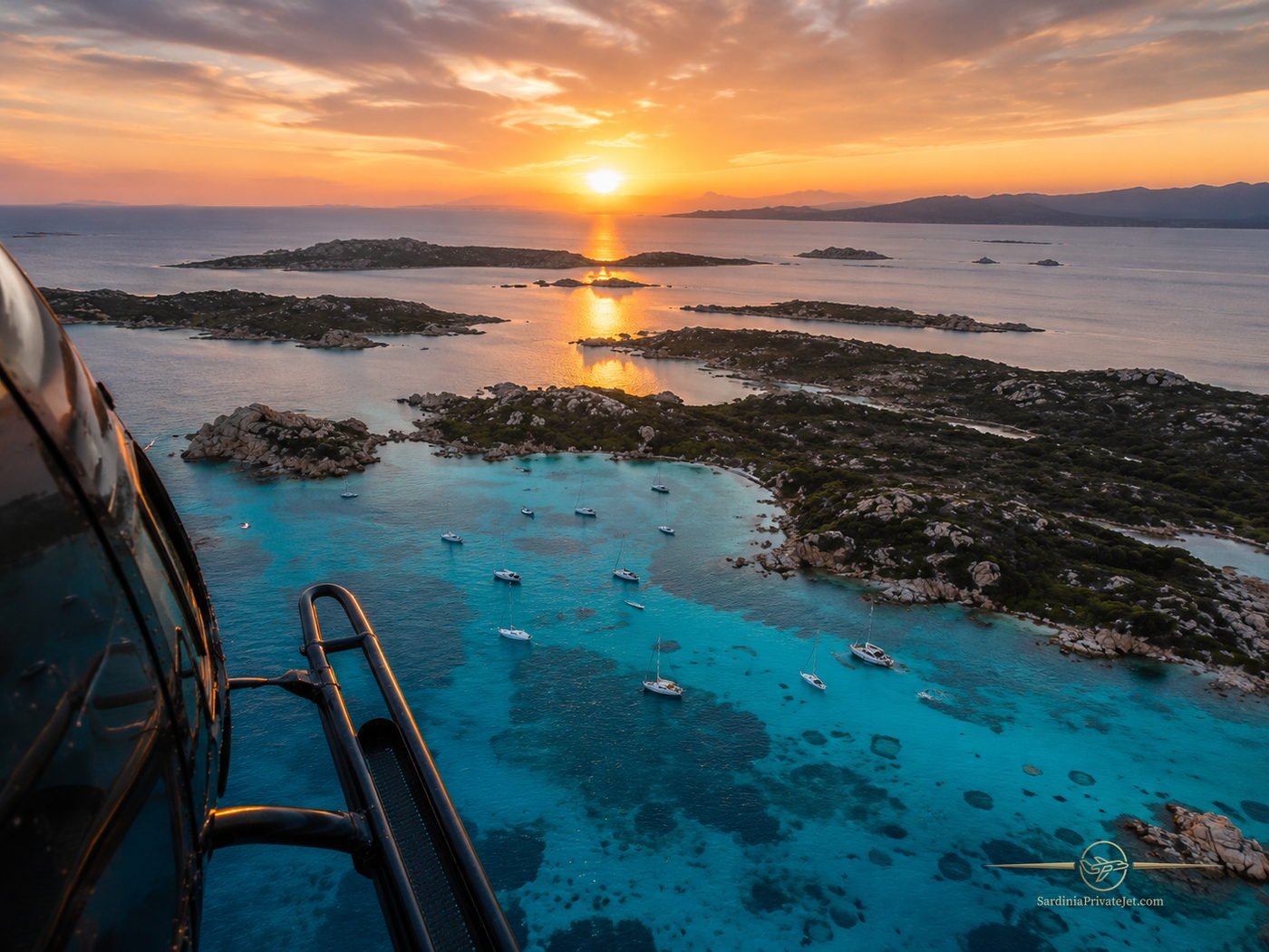 Tramonto sull’arcipelago visto dall’alto, il sole basso sull’acqua fra le isole