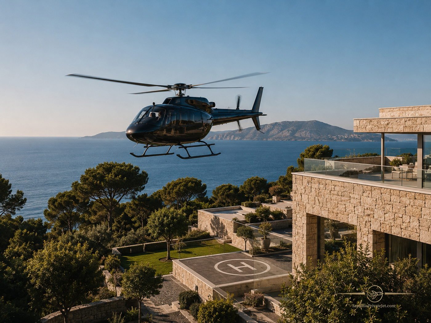 Elicottero in volo lungo una costa rocciosa, sotto una villa con terrazze sul mare