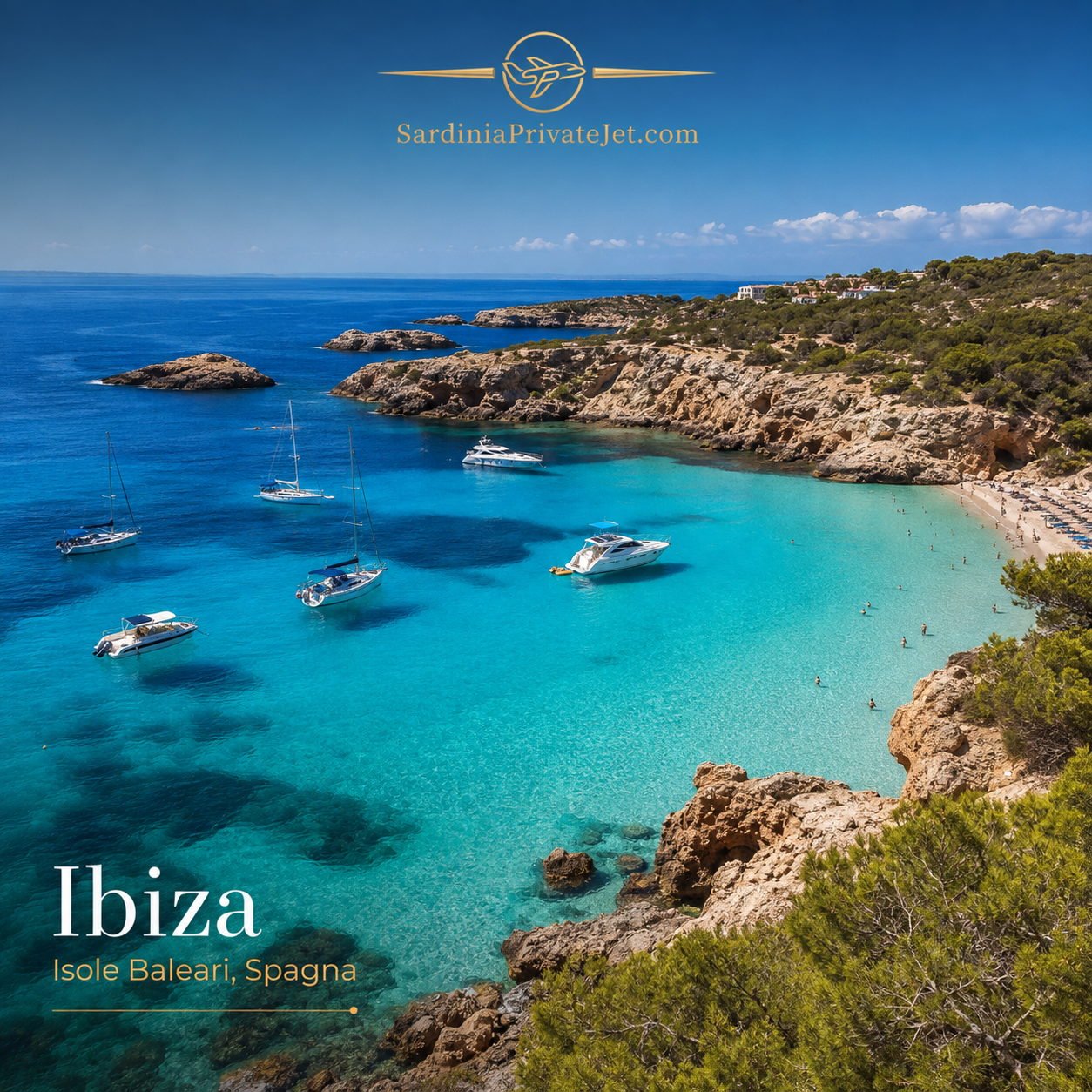 Ibiza, isole Baleari: una cala dall’acqua chiarissima con le barche all’ancora