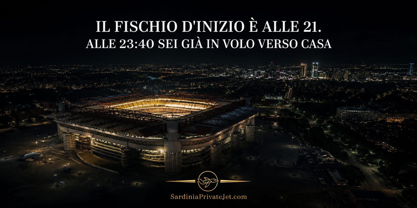 Stadio illuminato di notte visto dall’alto, con le luci della città intorno