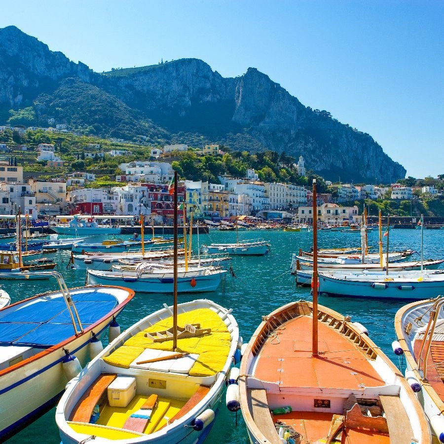 El puerto de Marina Grande en Capri visto desde el agua, barcas de colores en primer plano.