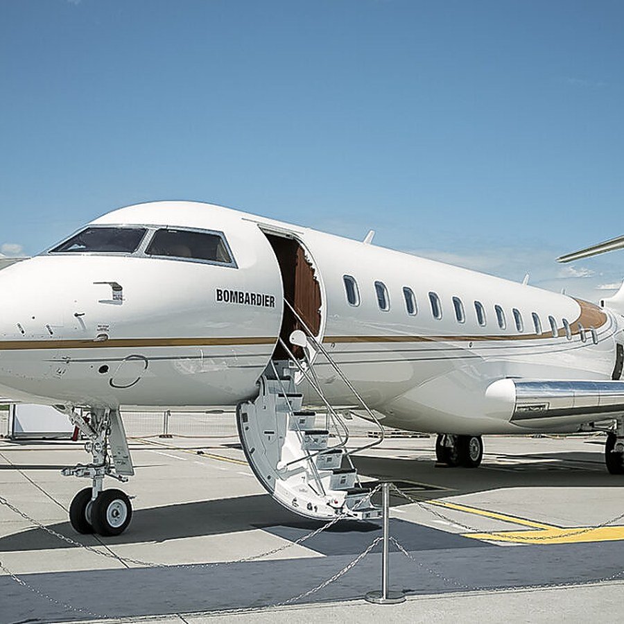 Un Bombardier Global 6000 en la plataforma, con la puerta abierta y la escalerilla bajada.