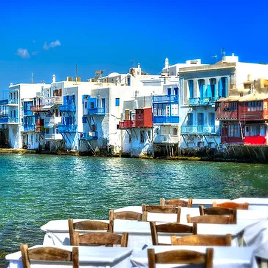 Las casas de colores de la Pequeña Venecia de Mykonos, al borde del mar de las Cícladas.